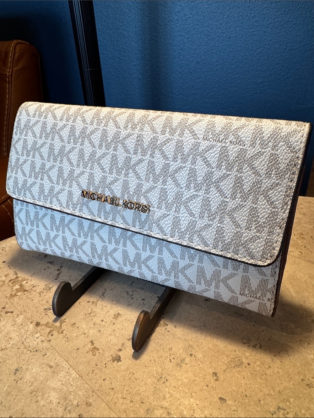 MICHAEL KORS White Signature MK Logo Clutch with Gold-Tone Logo
